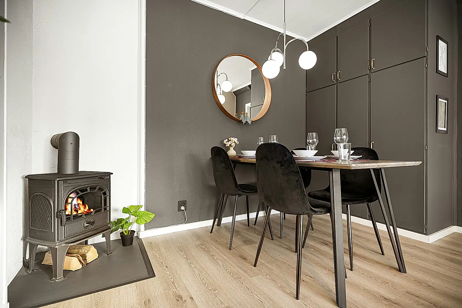 Monochrome Loft House image 11