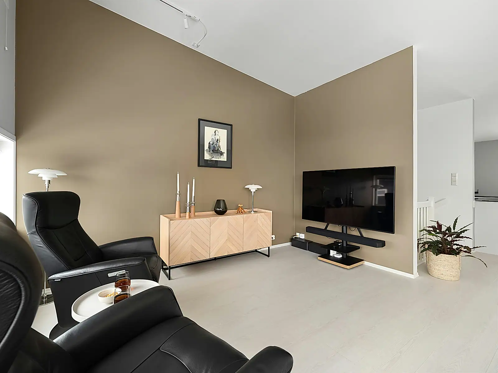 Monochrome Loft House image 7