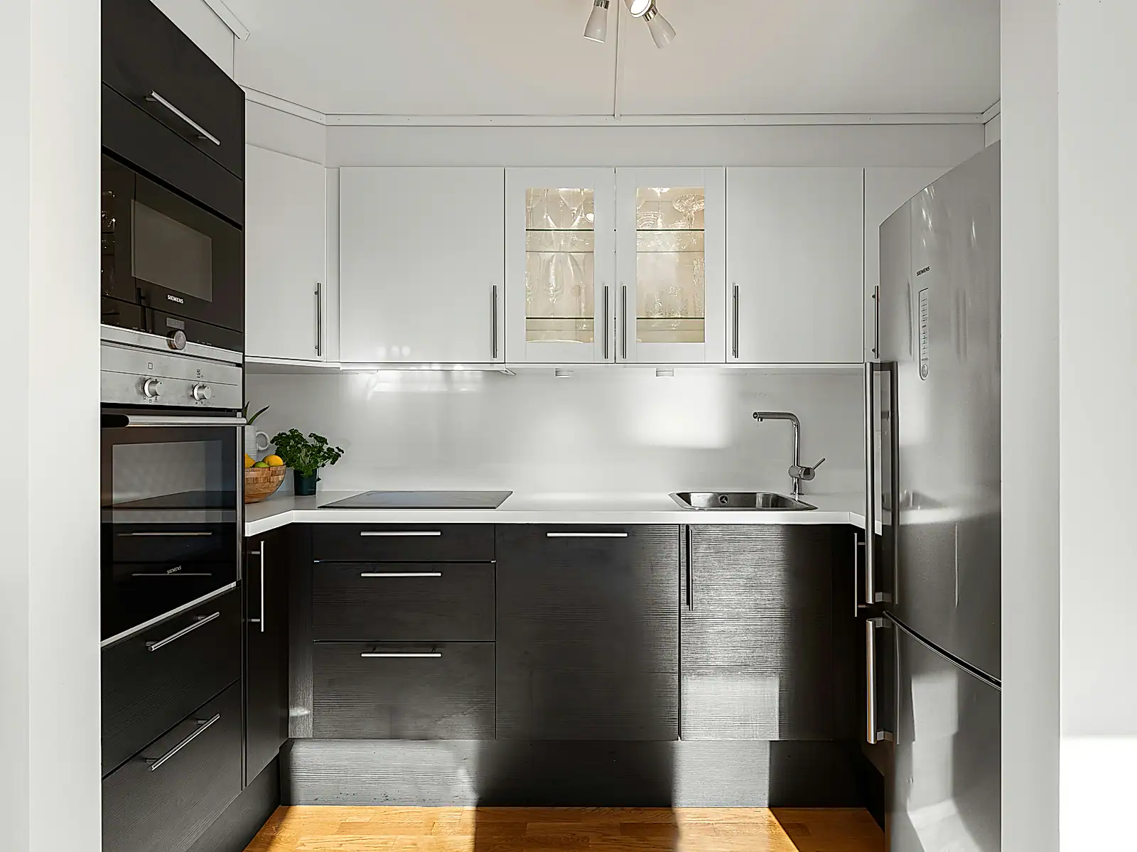 Monochrome Loft House image 8