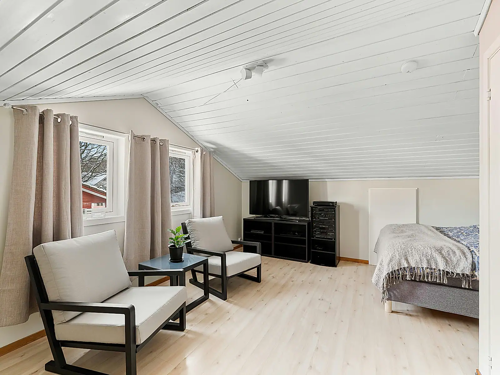 Monochrome Loft House image 5