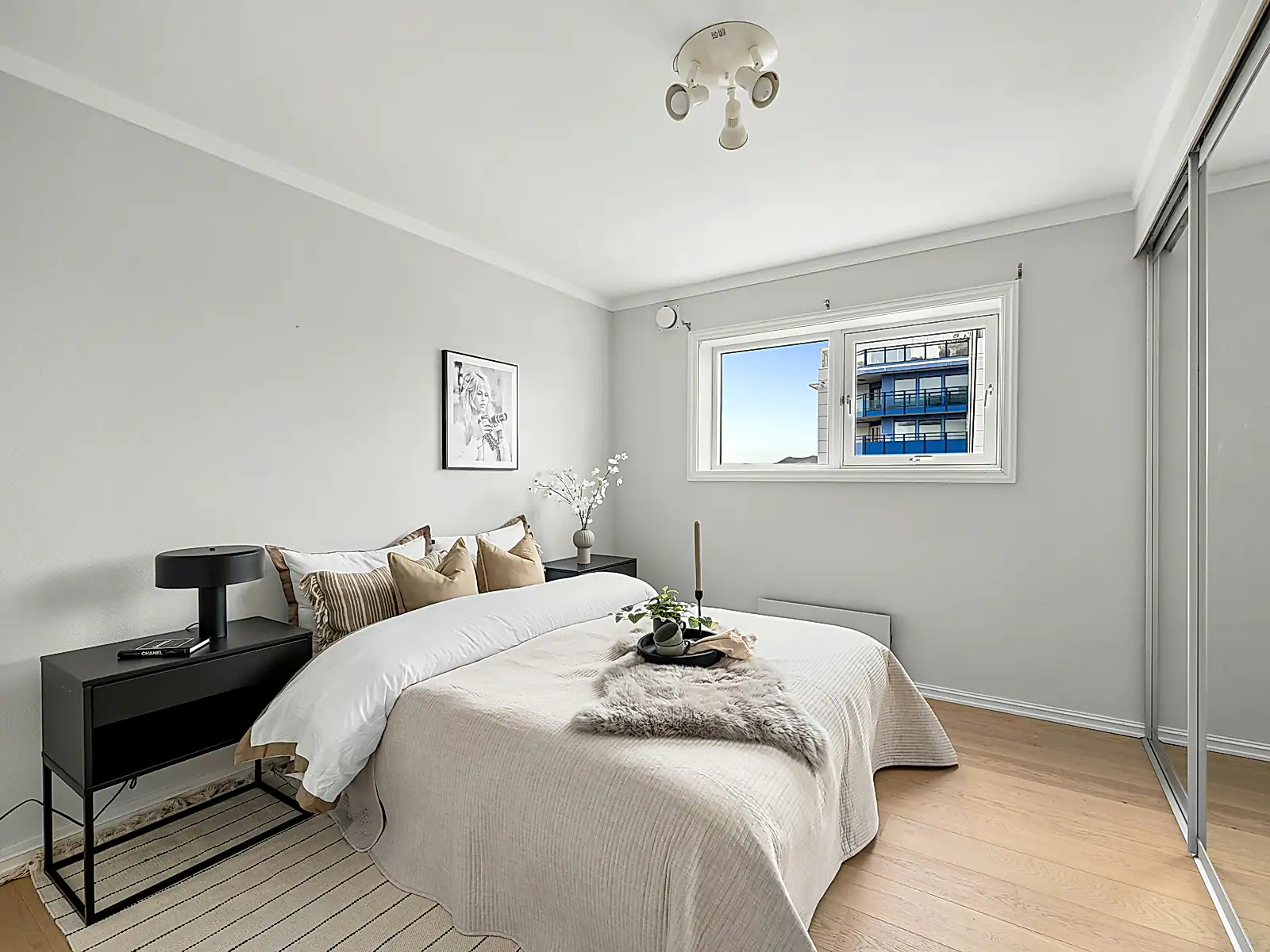 Monochrome Loft House image 16