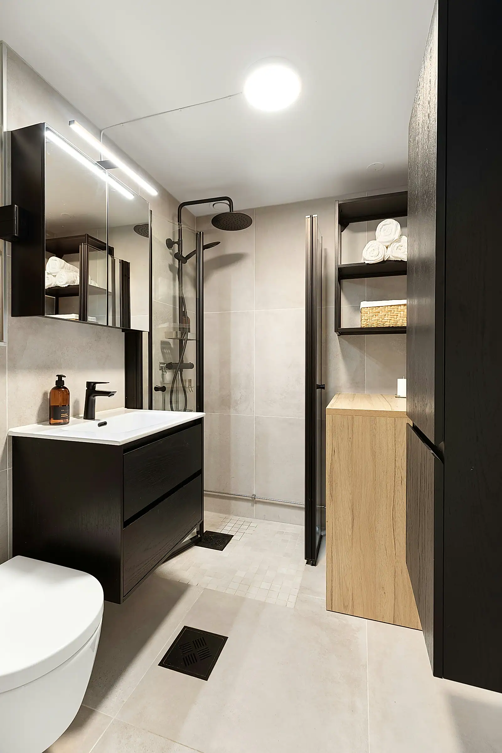 Monochrome Loft House image 12