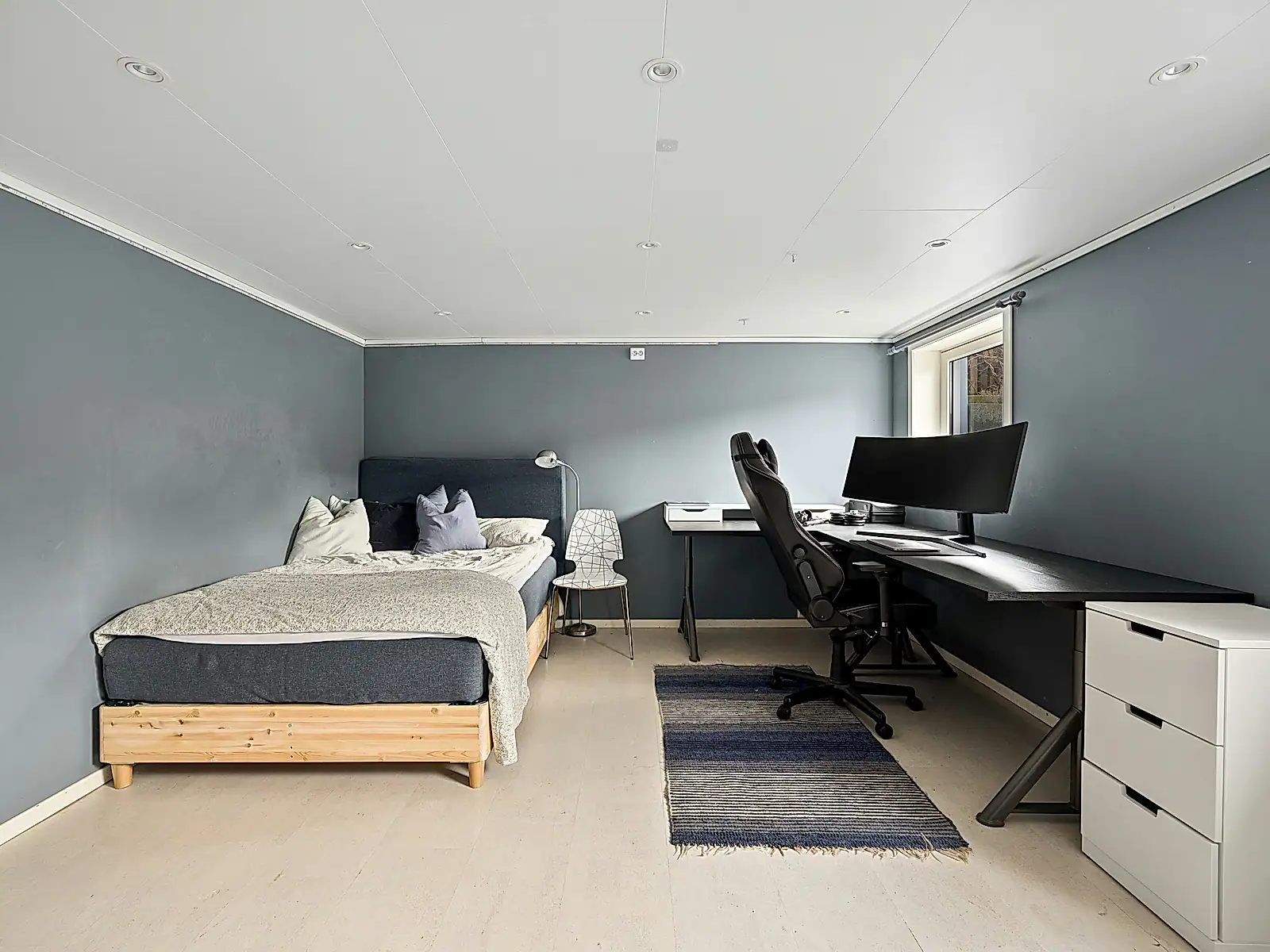 Monochrome Loft House image 15