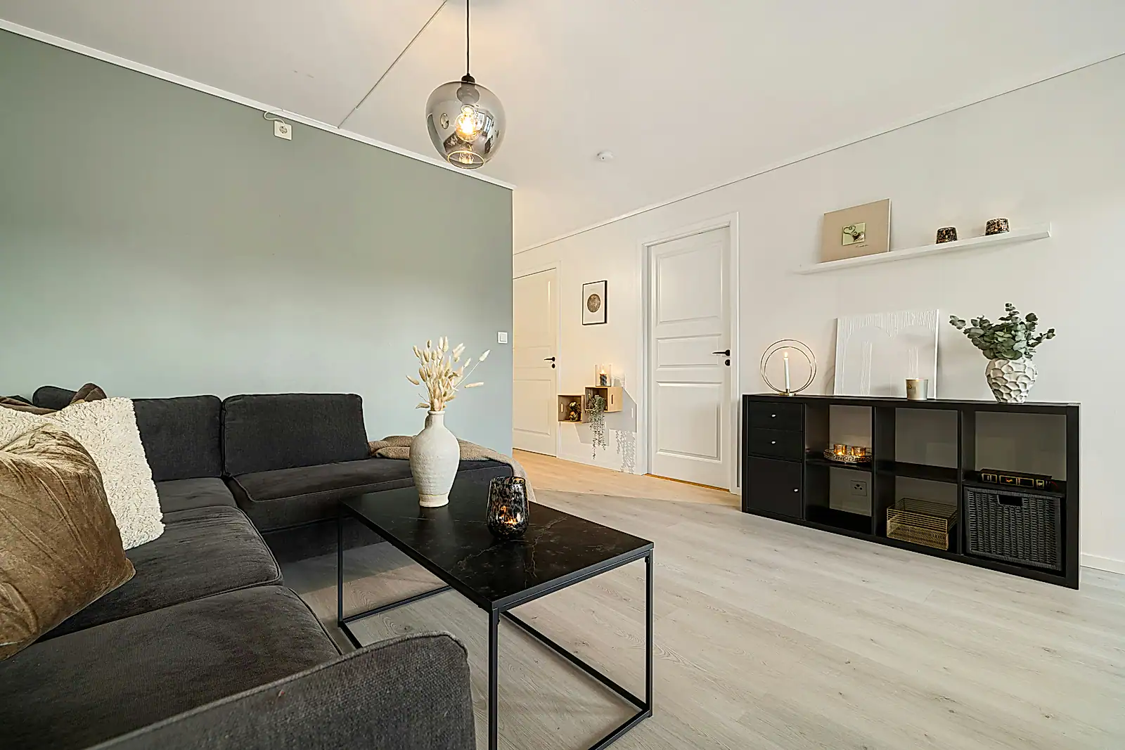 Monochrome Loft House image 21